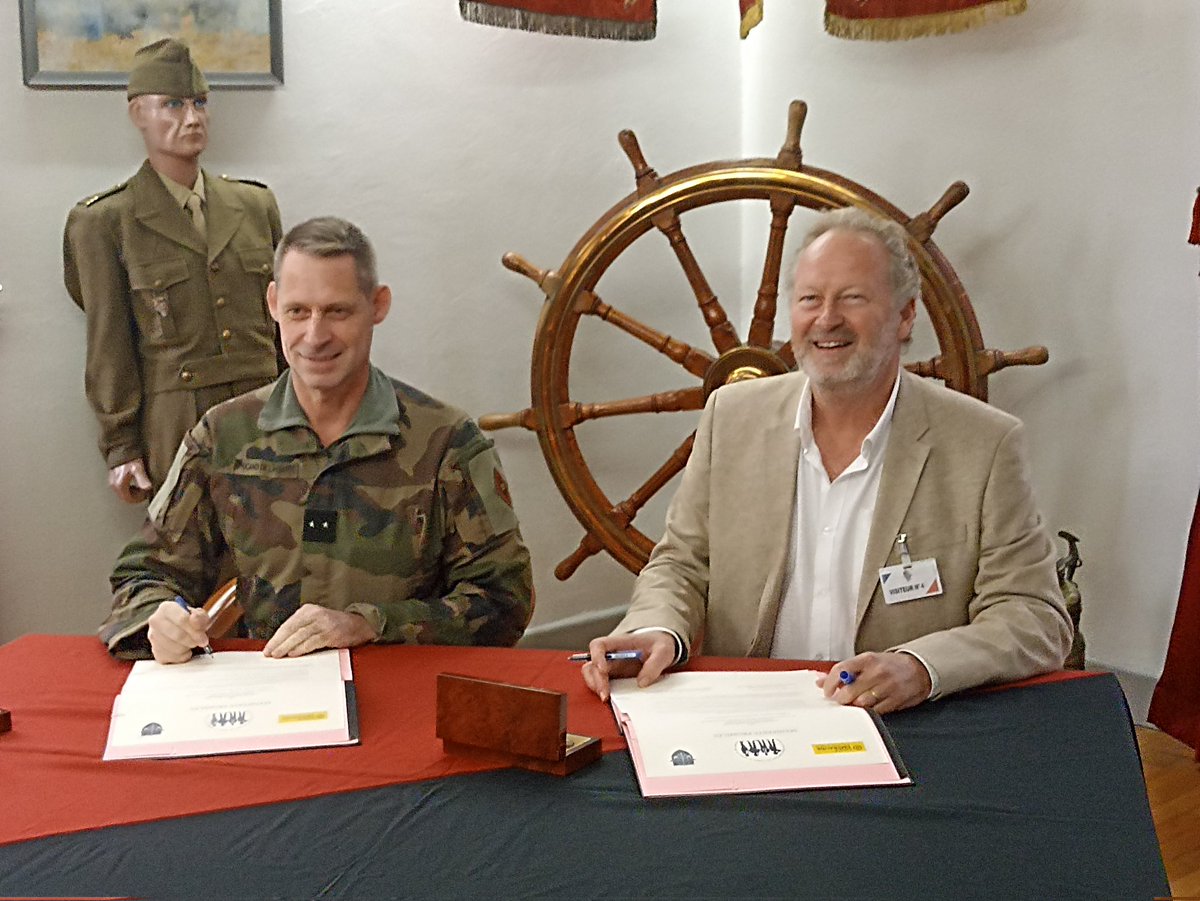 DMD_49's tweet photo. Signature ce soir à l'@ecolegenie49 avec le DMD49, le général TRICAND de la GOUTTE, du manifeste #promiles avec le groupe ESPACE EMERAUDE représenté par son DG, JM Hupé. Un partenariat attendu qui ouvre des perspectives notamment autour de la problématique de la ressource "EAU". https://t.co/4Nds7uyf1N