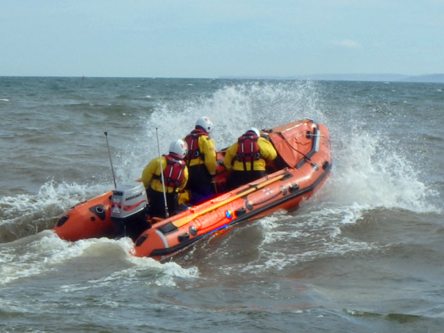 Exmouth RNLI respond to a report of three kitesurfers in difficulty on the River Exe this afternoon. @RNLI #RNLI #kitesurfer #kitesurfers #exmouth #exmouthdevon #RESCUE Read more here : wp.me/p5TRZI-2lZ