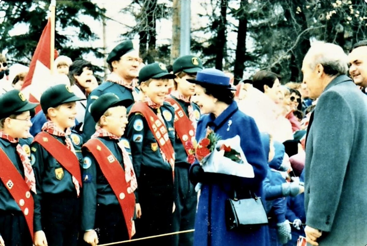 18 Oct 1987, Kamsack, SK: Elizabeth II, Queen of Canada, met with her federal representative, GG Léger, & gathered with the community to watch local performers. #canadiancrown #cfnpoli #cdnhistory #cdncrown #thecrown #crown @SKGov