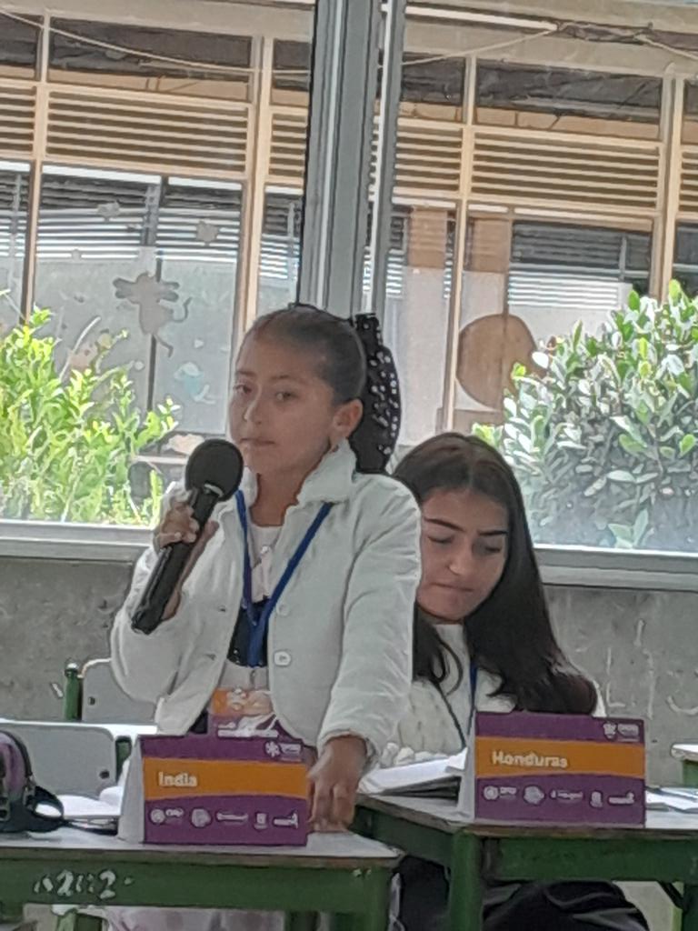 TamaraPaolAH's tweet image. Hoy en el colegio Magdalena Ortega de Nariño presenciamos la participación de niños, niñas y jóvenes en el debate de las problemáticas globales. El pensamiento crítico, la reflexión y la escucha, centrales en la construcción de PAZ. SIMONU 11 años #Redespaz