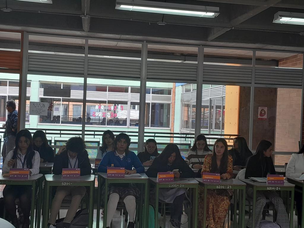 TamaraPaolAH's tweet image. Hoy en el colegio Magdalena Ortega de Nariño presenciamos la participación de niños, niñas y jóvenes en el debate de las problemáticas globales. El pensamiento crítico, la reflexión y la escucha, centrales en la construcción de PAZ. SIMONU 11 años #Redespaz