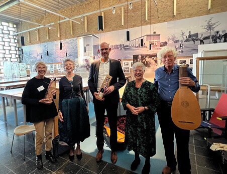 ‘Ondersteboven’ is de nieuwe expositie van Kunstkring Steenwijkerland in <a href="/MuseumNagele/">Museum Nagele</a> Zondag verrichtte wethouder Toon van Steen de opening met muzikale omlijsting doorTrio Vasari. <a href="/toonvansteen79/">Toon van Steen</a> #25jaarmuseumnagele Open donderdag t/m zondag van 13-17.00 uur