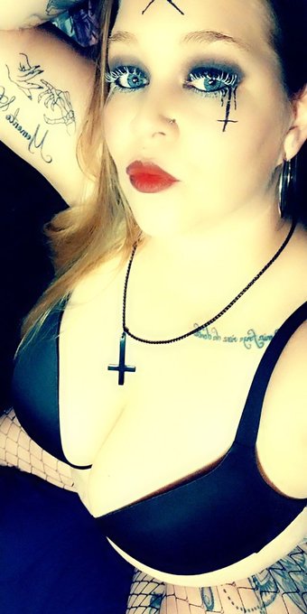 A little Wednesday wickedness 😈 https://t.co/39jIKDFhkX<a href="/tag/newprofilepic"class="tags"><span>#newprofilepic</span></a>