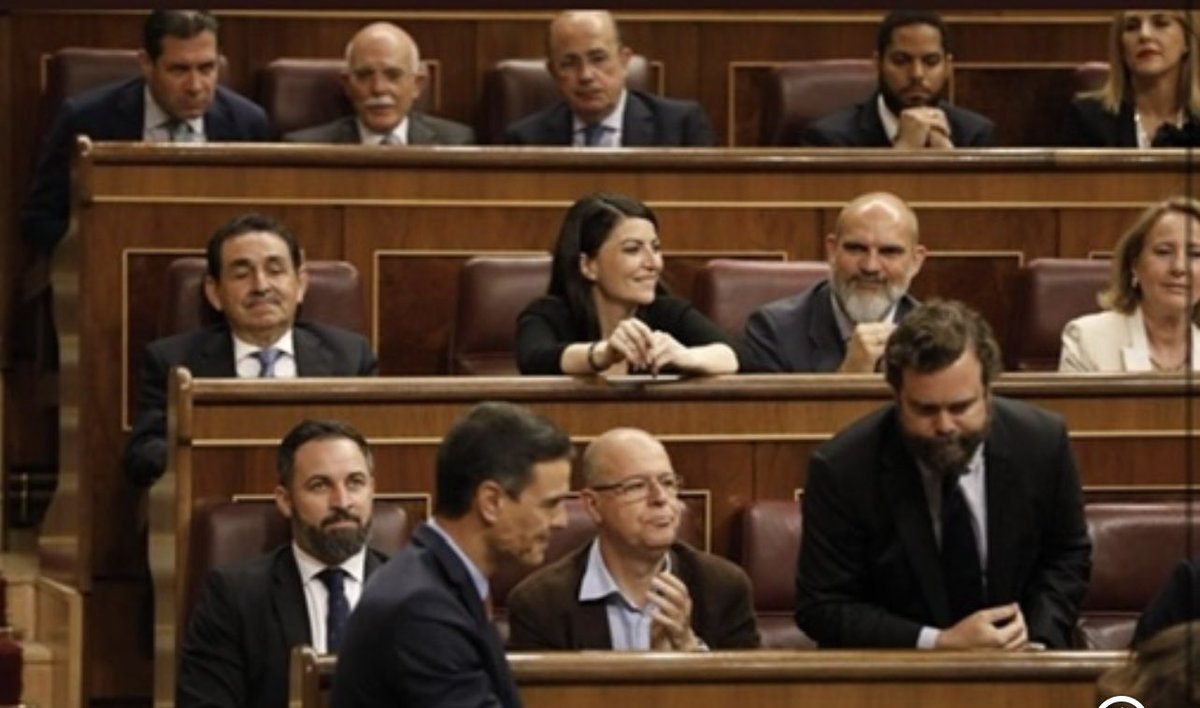 Macarena_Olona's tweet photo. La historia de #Los24deVox y #Los52deVox merecía ser contada.
Un equipo de personas maravillosas que luchó, de verdad, por los españoles. Solo había trabajo, ilusión y amor por nuestro país. No teníamos techo. Éramos familia.
Estoy feliz de poder homenajearlos en mi libro. https://t.co/kiUWlFZPF5