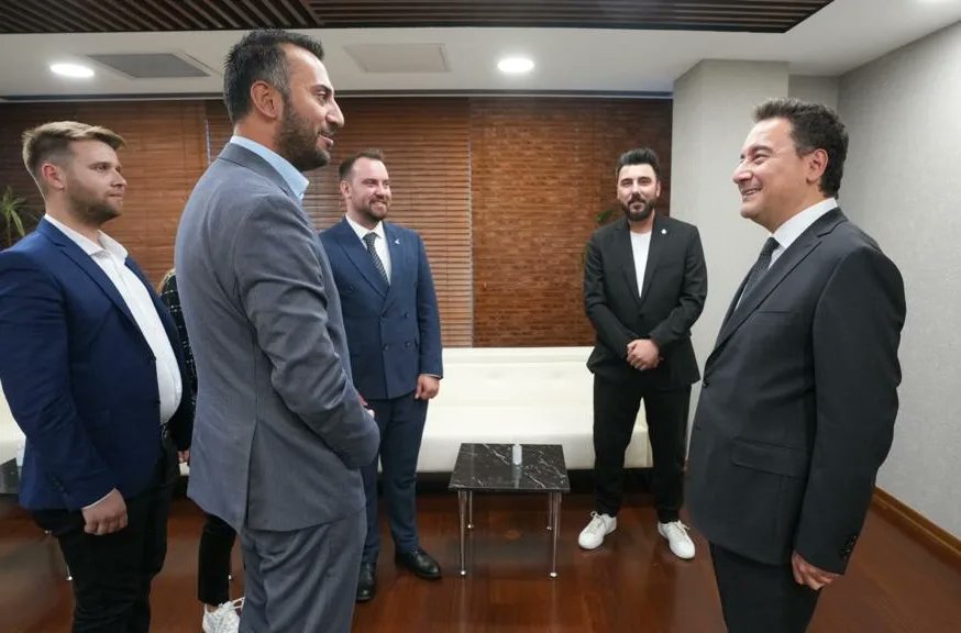 İl Başkanımız Gürhan Kayabey, İl Gençlik Başkanımız Kadir Altınbay ve İl Gençlik Komisyonumuz ile genel başkanımız Ali Babacan'ı genel merkezde ziyaret ettik. Yoğun temposuna rağmen bizleri kabul eden genel başkanımıza teşekkür ederiz.💧🌱