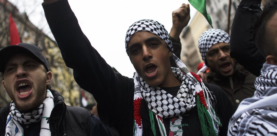 condor1708's tweet image. Wie stoppt man #radikale und #gewaltbereite #Palestinenserdemos in Deutschland? Wasserwerfer mit #Schweinegülle betanken und wegblasen dieses #Gesindel!!!