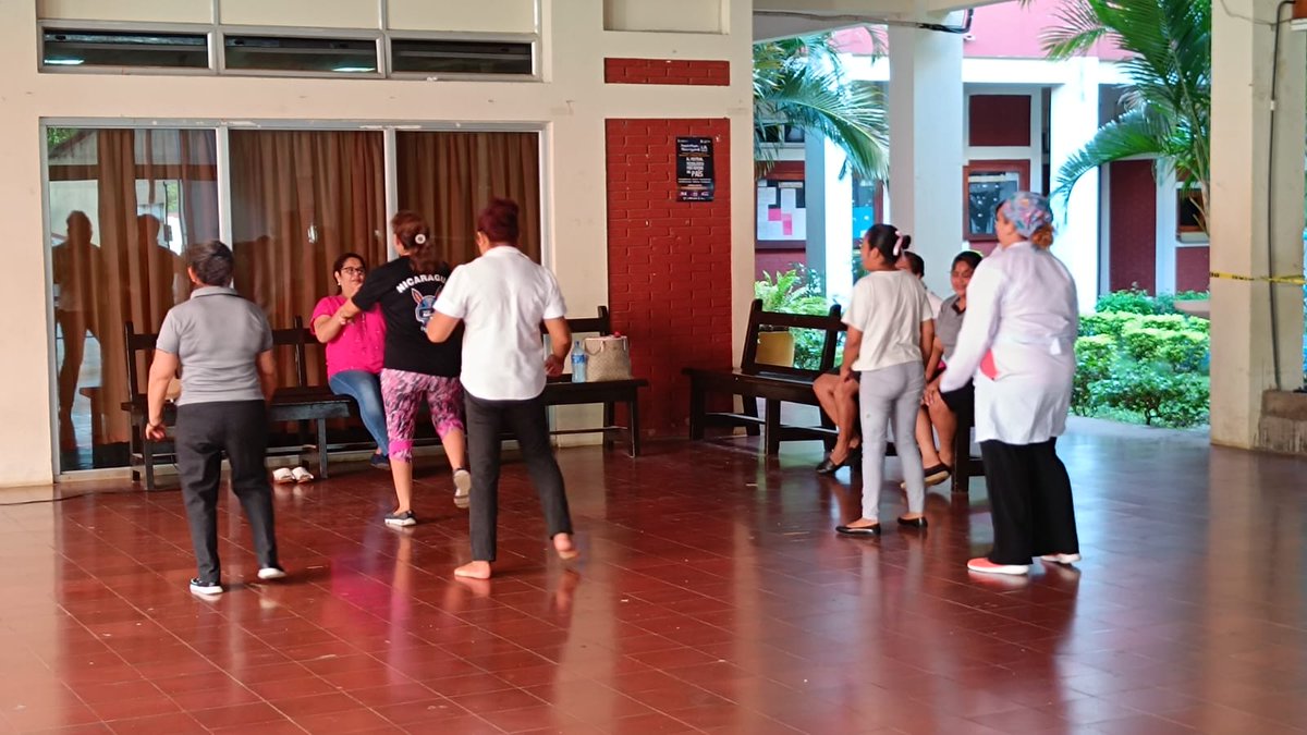 Compañeros militantes, en alegría celebrando  #FSLNOctubreVictorioso con alegre Zumbaton matutino, celrbado #FSLNVencimosVenceremos 
#FSLNDignidadNacional

#UVDenisSilva
#LeónRevolución