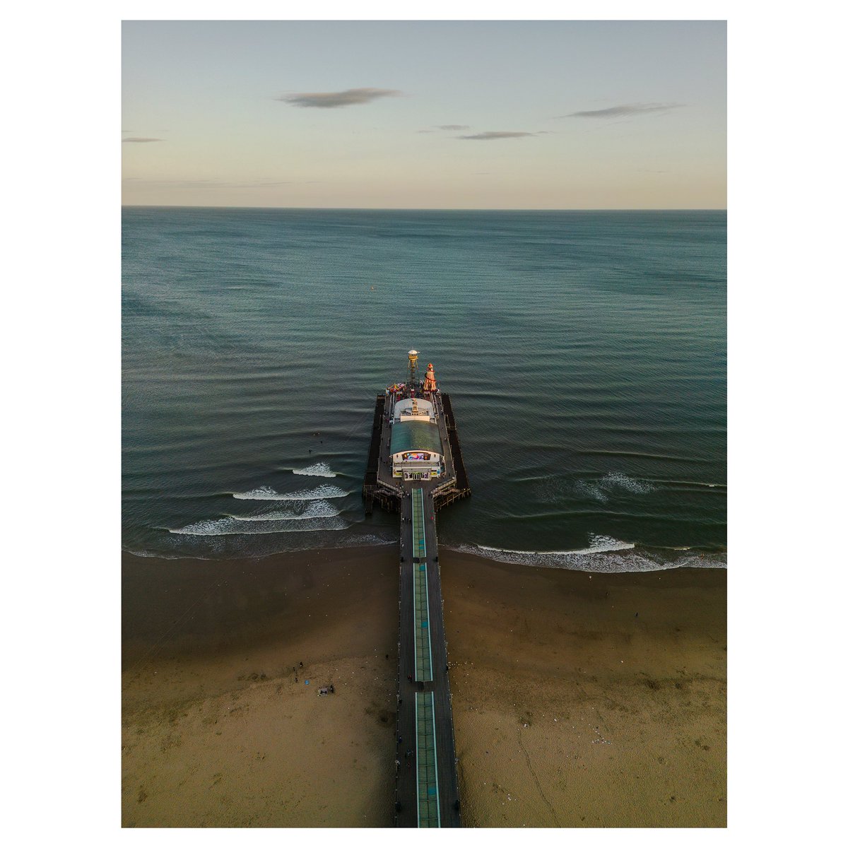 Bournemouth Pier © Chris Bailey 2023 📸

#Bournemouth #BournemouthPier #DJI #Drone #Droneography #Droneograph #Dorset #VisitDorset #Pier #SouthCoast #BournwmouthBeach #BournemouthUK 

@VisitDorset @VisitDorsetBiz 📸