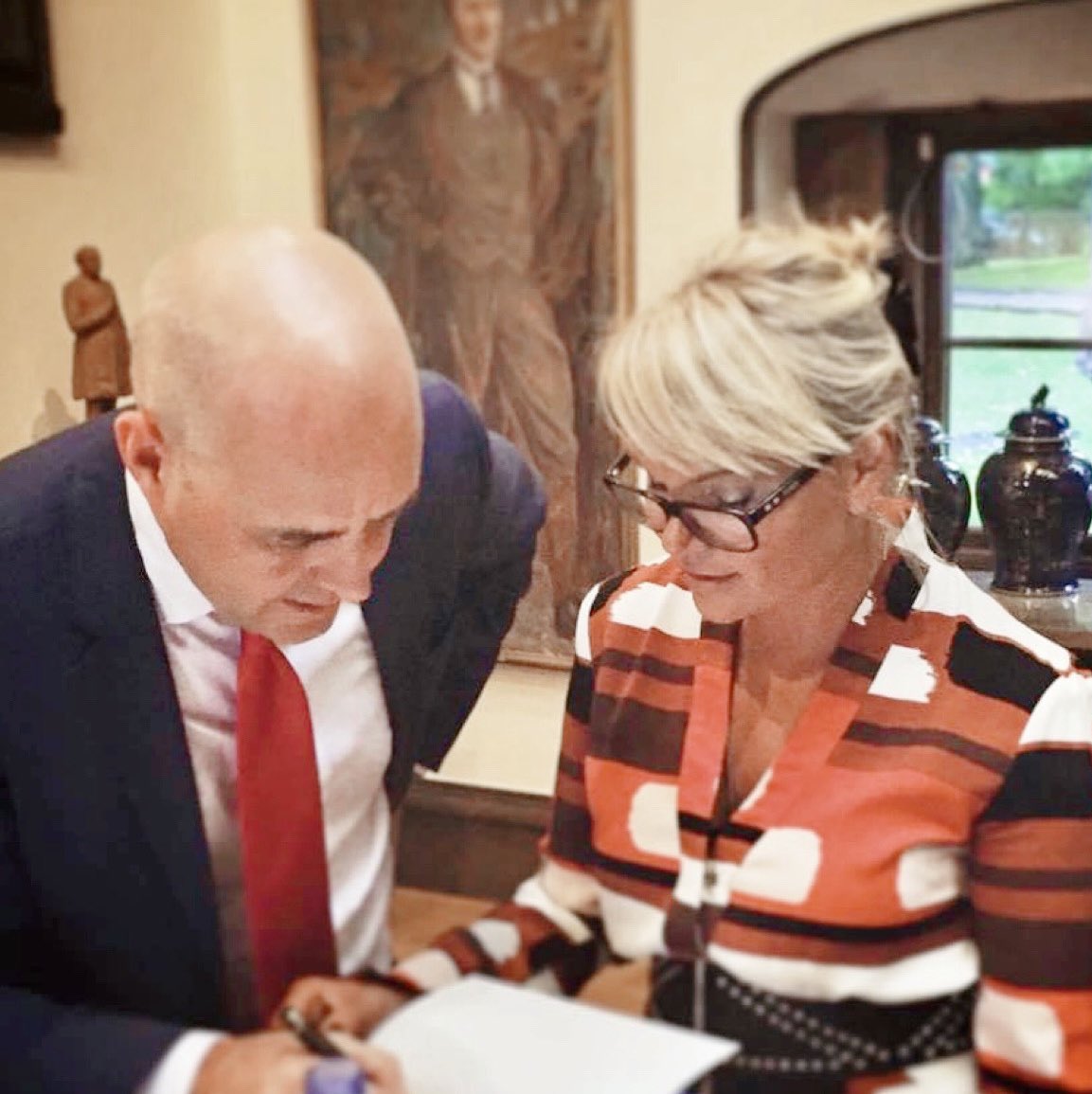 Hat och hot är oacceptabelt, just nu mot Fredrik Reinfeldt som jag beundrar enormt. För mycket hat att ignorera. Jag blockar sådana personer för att inte bidra till deras plattform, trots att jag mister perspektiv som ”oliksinnade” bidrar med på sociala medier.