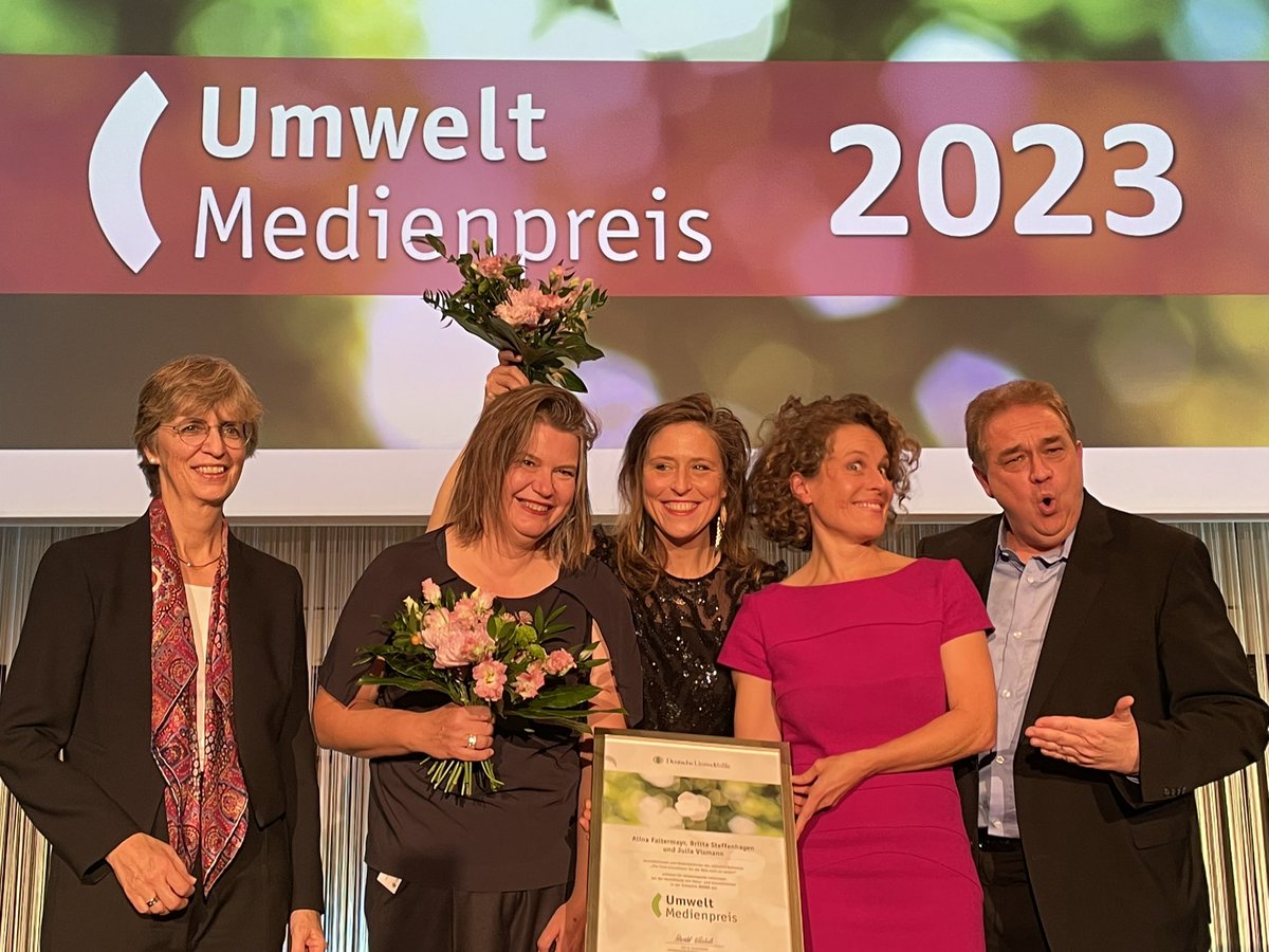 In der Kategorie Audio werden Alina Faltermayr, Britta Steffenhagen und @JuliaVismann mit dem UmweltMedienpreis #UMP23 ausgezeichnet. Die Journalistinnen haben bei radioeins einen mutmachenden Radiotag zur Klimakrise geplant und umgesetzt. Laudator ist Oliver Kalkofe @twitkalk!