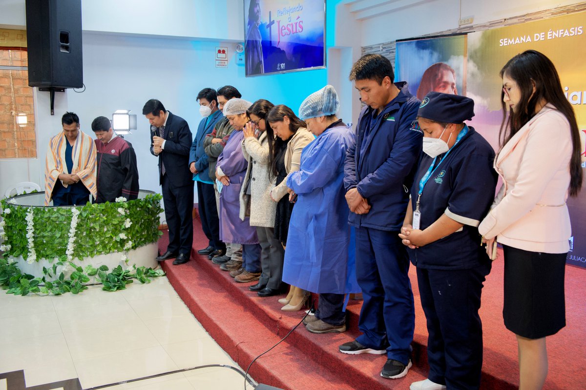 ¡Pero hoy tuvimos un momento especial en la Semana de Énfasis Espiritual! El Dr. Jhon Chipana Colque se entregó a Jesús y se bautizó. ¡Muchos embajadores también dieron un paso adelante para unirse a las filas de Cristo! ¡Qué bendición! #EnfasisEspiritual