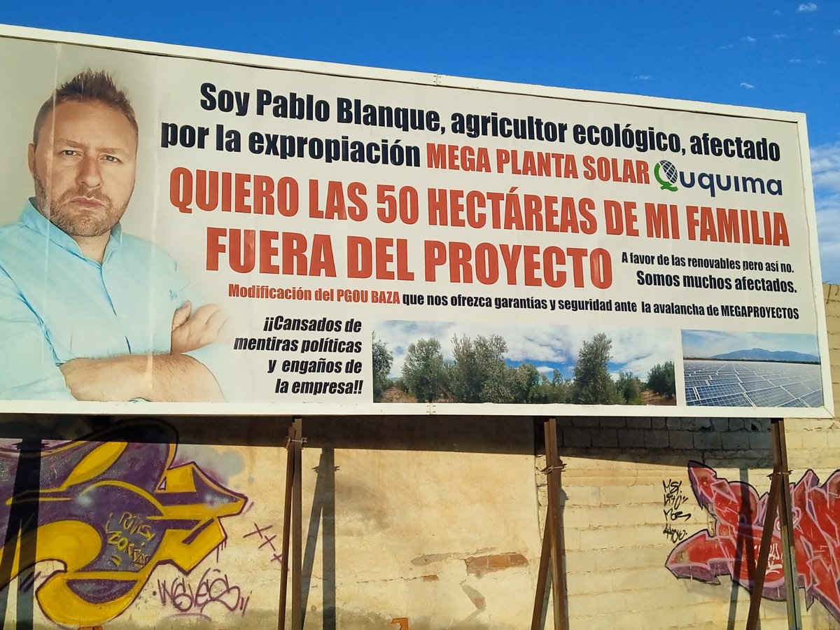 👆cartel en la Avenida Salinas - Baza. El 80% de los megaproyectos de energías renovables proyectados en Granada ocuparán suelos agrarios como los de la familia que además produce en ecológico. No al proyecto energético Ququima y al Colonialismo energético #renovablessiperonoasi