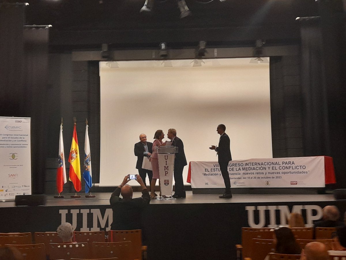 Inauguración del VIII Congreso Conferencia Cuemyc Cuemyc organizado por la <a href="/unican/">Universidad de Cantabria</a> y la <a href="/UIMP/">UIMP</a> en Santander. Entrega del Premio por su Implicación con la mediación al Excmo. Magistrado D. César Tolosa por la presidenta de CUEMYC <a href="/LGVILLALUENGA/">LETICIA GARCÍA VILLALUENGA</a>