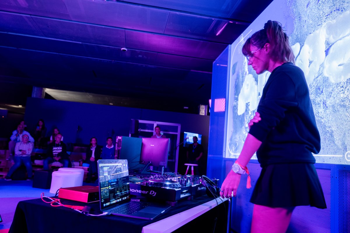 🎧La #IA y la DJ <a href="/Awwz_/">AWWZ</a> se han unido en una experiencia que desafía los límites y marca el camino hacia el futuro musical.  

¿Quieres saber cómo? ⤵️
 enlighted.education 

¡Mañana os esperamos en la segunda jornada de #enlightED 2023 a partir de las 11h! 👏