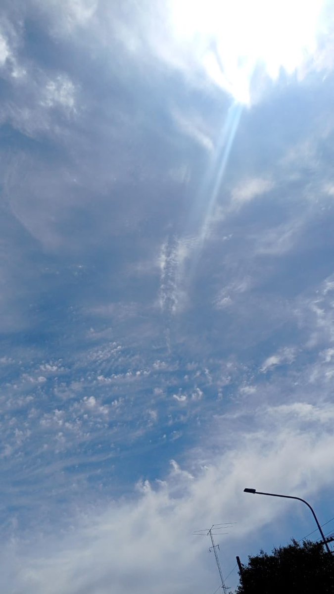 Yo publiqué la foto de la hermosísima nube que observé a eso de las 11:40 AM de hoy, miren lo que un amigo mío pudo capturar con su celu … ❤️🥂📿😊Observen la silueta entre las nubes iridiscentes descendiendo del Sol …