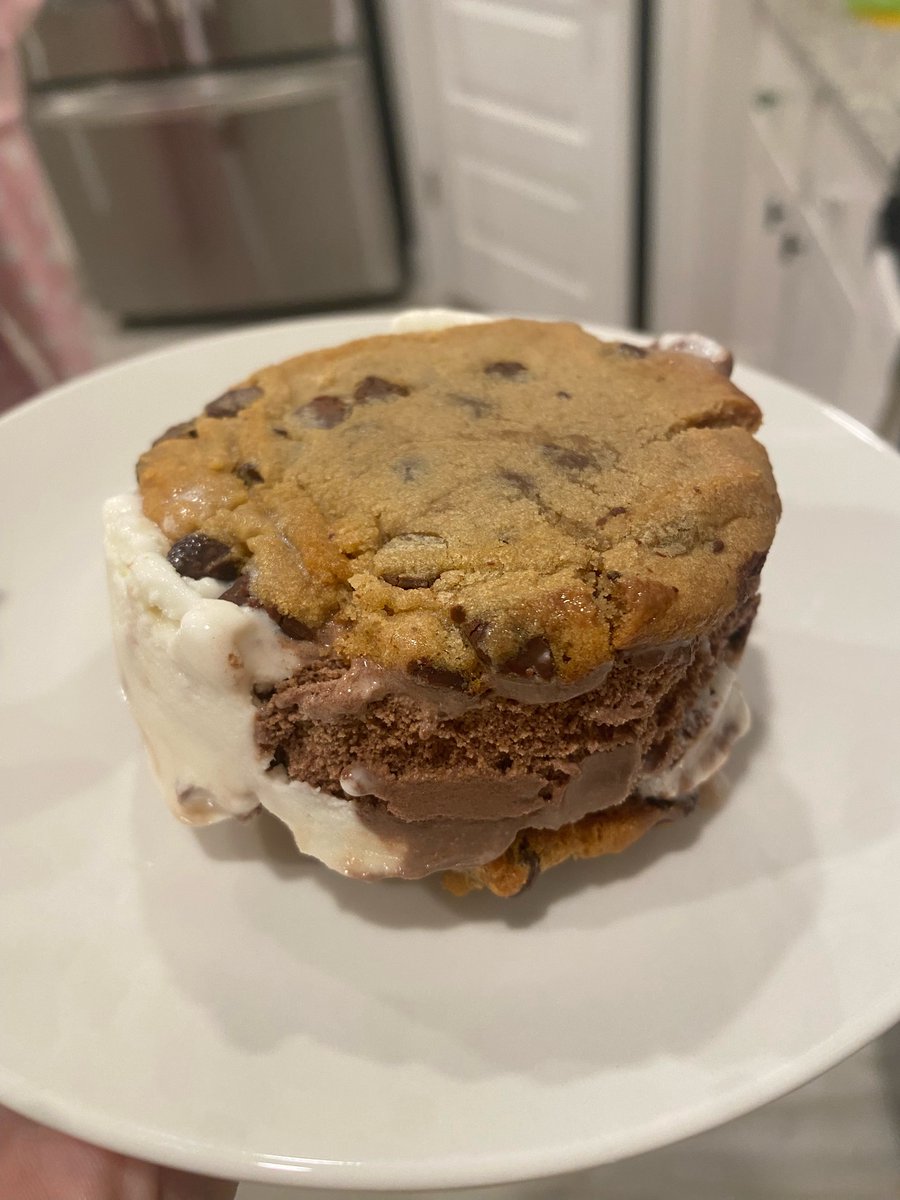 laurelm2003's tweet photo. Made this cookie sandwich over the weekend! #APR325 https://t.co/twBBPc6f6y