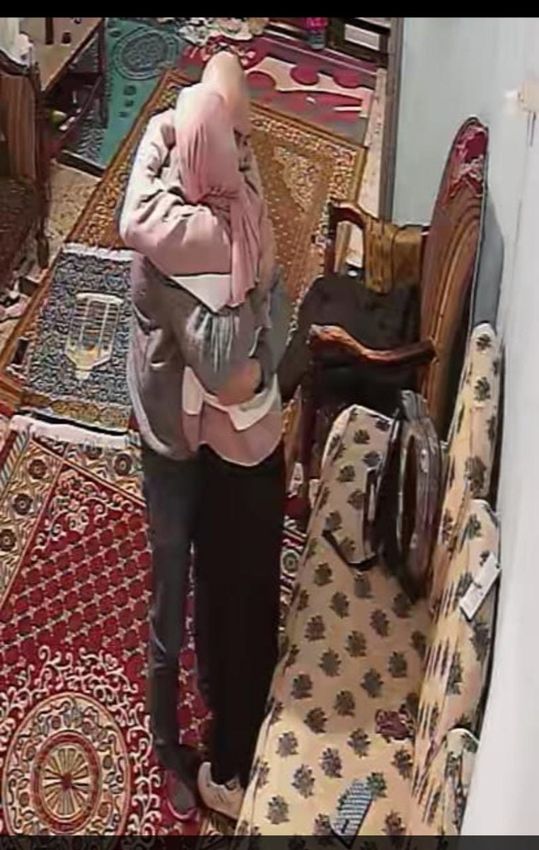 منذ عام كامل كنت في حضني 💔
و الان انتي في حضن من💔