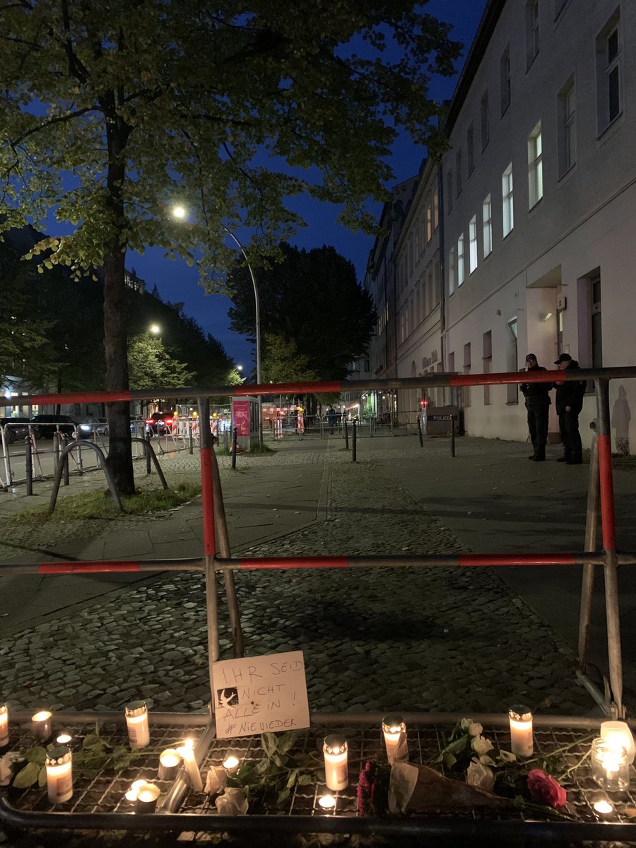 Mahnwache von ca 70 Menschen vor dem jüdischen Gemeindezentrum von @KAJ_Berlin nach dem versuchten Brandanschlag auf die #Synagoge in der Nacht zu Mittwoch #Antisemitismus #Berlin #b1810