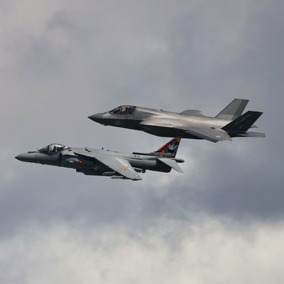 Michaelflying28's tweet photo. RAF Lockheed Martin F-35B Lightning II ZM154 and Spanish Navy McDonnell Douglas EAV-8B Harrier II VA.1B-26/01-916 displaying at RIAT 23.

#riat #raffairford #airtattoo #raf #royalairforce #spanishnavy #spanisharmada #lockheedmartinf35 #f35 #f35b #eva8 #eva8b  #eva8harrierii https://t.co/eyQV7Tlk8i