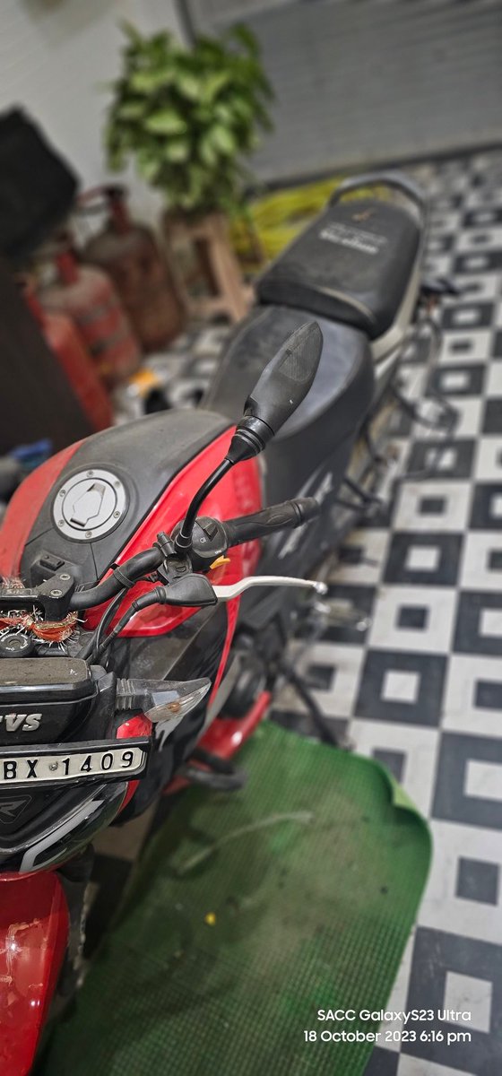Ashutos1179's tweet photo. जिंदगी में सब करना पर @tvsmotorcompany बाइक ya कोई बी चिस मत लेना वरना 1 साल भी नहीं होगा गाड़ी धूल खायेगी या जलाने का मन करेगा, सर्विस और सुविधा के नाम पर धोखा, झूठ और इल्जाम लगायेंगे 4 महीने होने वाले पर कंपनी को घंटा फ़र्क नहीं पड़ रहा है किसी चीज़ का
@myogiadityanath @voxya_ https://t.co/s9HaLyu53H