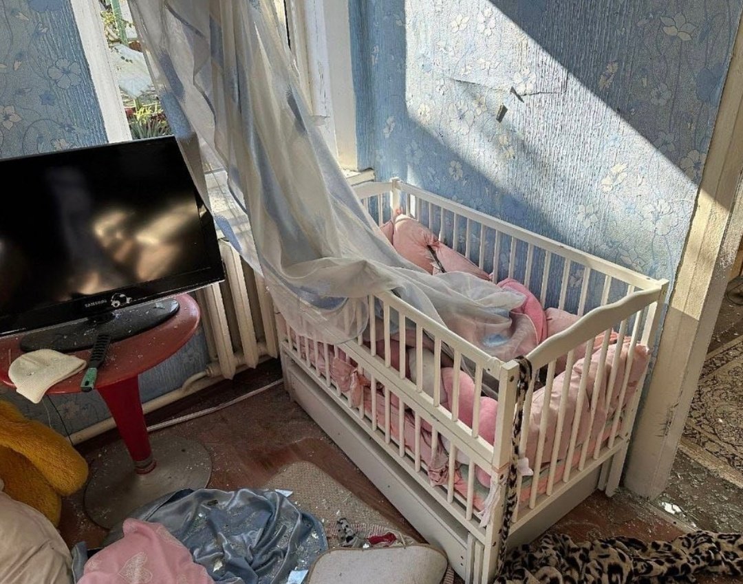 Lyla_lilas's tweet photo. This is a children's room that was destroyed by a russian rocket in Obukhivka, Dnipropetrovsk Oblast, on October 18.

Little Adelina slept in this crib. These books were read by her older sister Snizhana. Their mother, Kateryna, died on the doorstep of the children's room.

According to eyewitnesses, one-and-a-half-year-old Adelina was saved thanks to the fact that her grandmother took her outside shortly before the flight.

Snezhana was at school at that time, and the dead woman's father had just gone to work.

"Yura, run home," - after this call, the man learned about his daughter's death.

Condolences to relatives. Unspeakable pain

Photos: Serhii Lysak