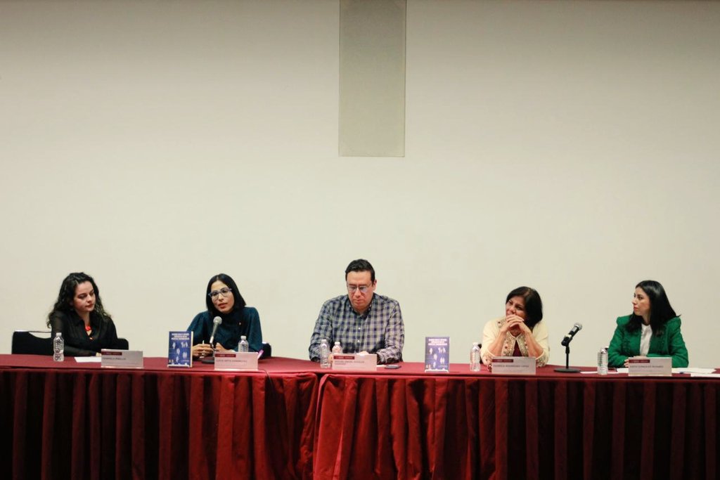 RocioGonzalezH8's tweet photo. 🙋🏽‍♀️ Iniciamos la presentación del libro "Migración y género: experiencias en México e Iberoamérica" con las invitadas Lucía Ortiz, Patricia Rodríguez y @PinillosGaby, en el 1er aniversario de la biblioteca #MéxicoMigrante. 📚

#UPMRIP https://t.co/bLtySYCAjS