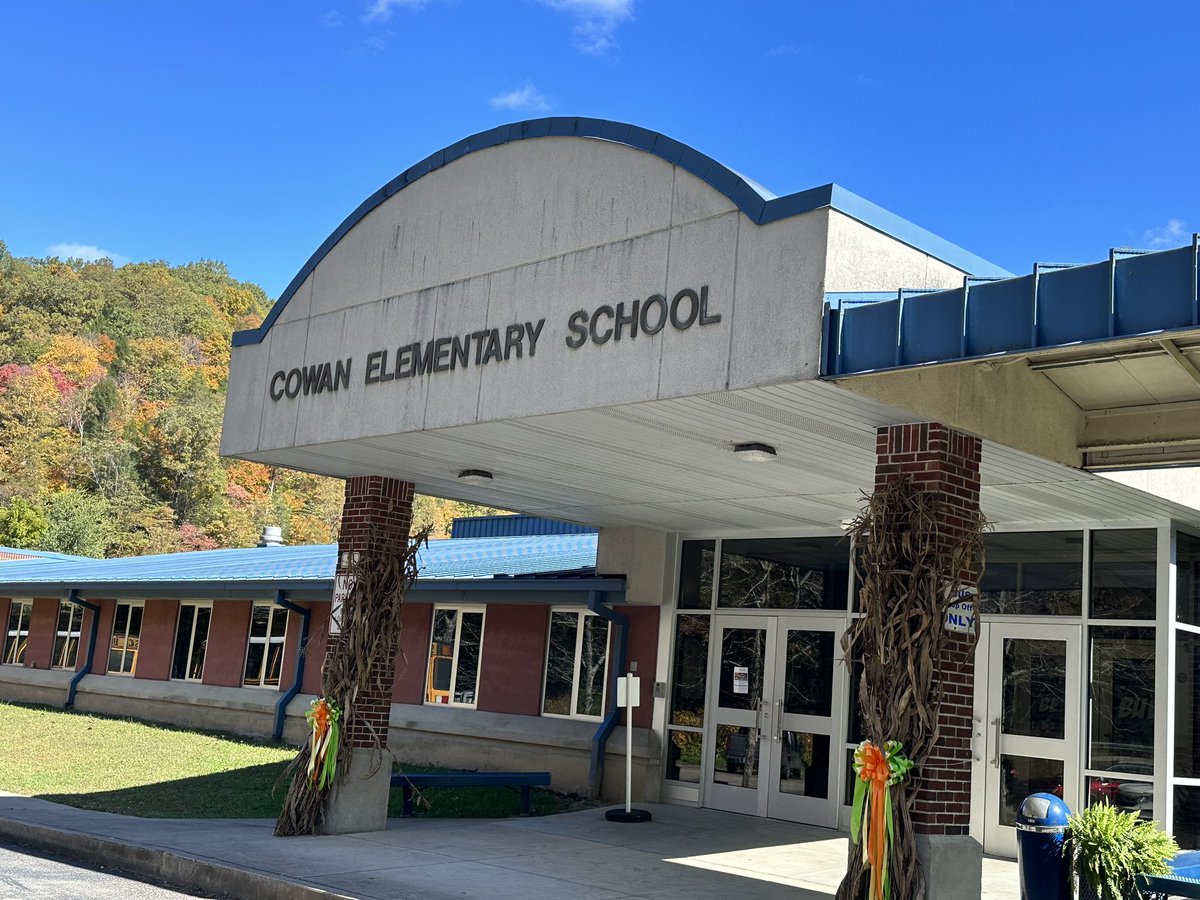 brobwx's tweet photo. The #WeatherClass was back in Letcher County today at Cowan Elementary to chat with the 4th grade! @cameronwymt will have the class picture tonight at 6 on @wymt! https://t.co/GzQLNfcB0q