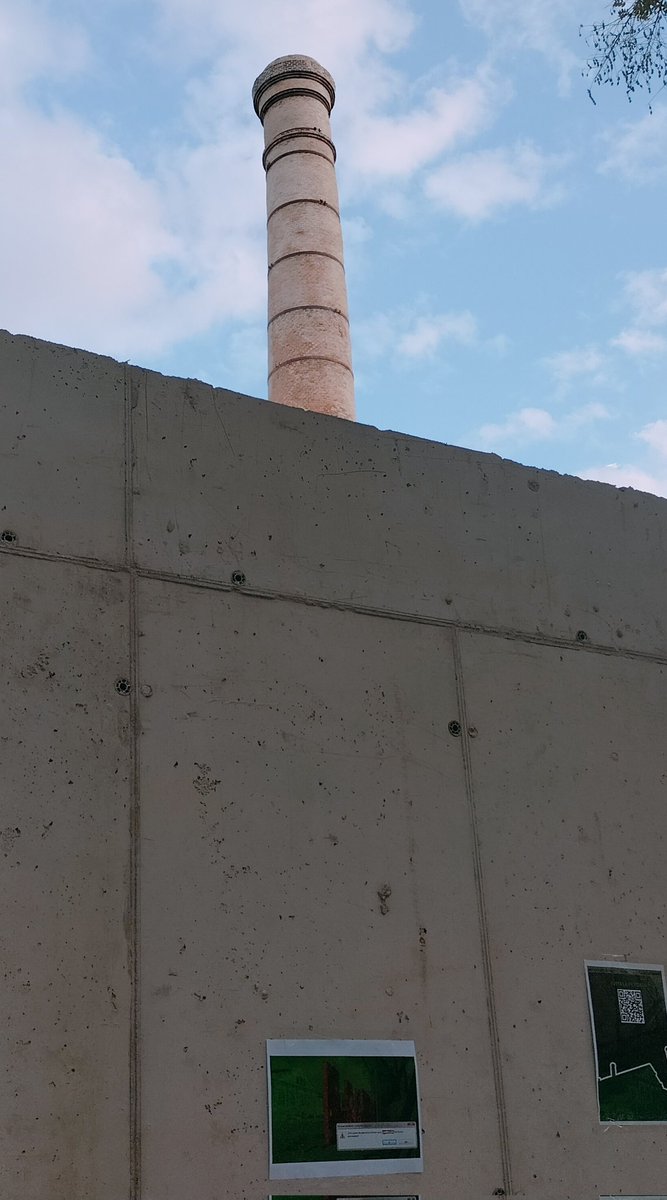 SevDegradada's tweet photo. Fabrica de Vidrio de la Trinidad. Para construir esta porquería hay que ser o muy necio, o muy incompetente o muy sinvergüenza. Un maltrato a los ciudadanos y al patrimonio sin explicación. https://t.co/2H1zrGwbTM