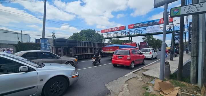 RutaAl's tweet photo. #ÚltimaHora CONTENEDOR SE DESPRENDIÓ DE CABEZAL, VUELCA SOBRE LA CINTA ASFÁLTICA.

Esta mañana se desprendió contenedor, el mismo cayo sobre el arriate central y el carril izquierdo bloqueando el paso en el Kilómetro 7 Ruta Al Atlántico CA-9, frente a la colonia Galilea Zona 18. https://t.co/WauidN9XOD