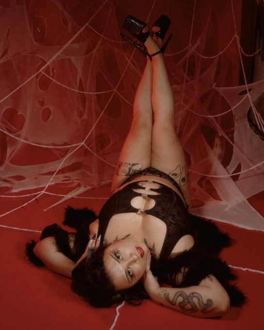 Getting a new photoshoot back is so fun and glamorous. She cute tho https://t.co/8Fu1zoVlRI