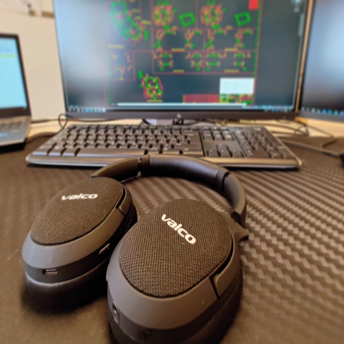 veketsiki's tweet photo. Kiitos @roundsgg ja @valco_fi näistä kuulokkeista! En voisi olla tyytyväisempi!
Instagramin puolella pidempi postaus:
https://t.co/TyC4BnCw5u
#valco #vmk25 #valcofi #roundsgg #headphones https://t.co/vpLsMl5xzS