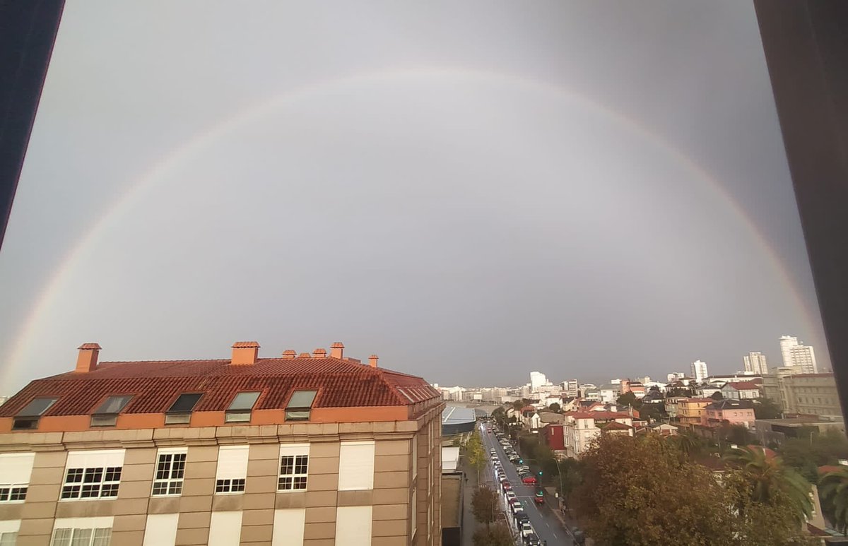 AEMET_Galicia's tweet photo. 🌈 🌦️ Espectacular arco da vella, por momentos dobre, captado na Coruña tras o paso do forte chuvasco caído hai uns minutos.
Grazas a @FernandaLCIC e José https://t.co/LLbaBJlLgz
