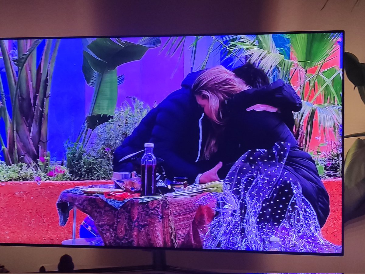 Plnc_Lydia's tweet photo. QUE DICE DON MUEBLE QUE SUSANA NO SE PUEDE IR, QUE LA GENTE QUEREMOS VER RELACIONES COMO ELLOS 😂😂😂
AY ZEUS SI SUPIERANOS QUE ESTAMOS HASTA LOS HUEV*S DE VEROS TUMBADOS Y TÚ SIENDO LA APÉNDICE DE LA YOISMO....🤮🤮🤮 LAS GANAS DE VERLA MAÑANA EN LA CALLE 😂 #GHVIP18O #GHVIP18 https://t.co/CFo3I3WBaE