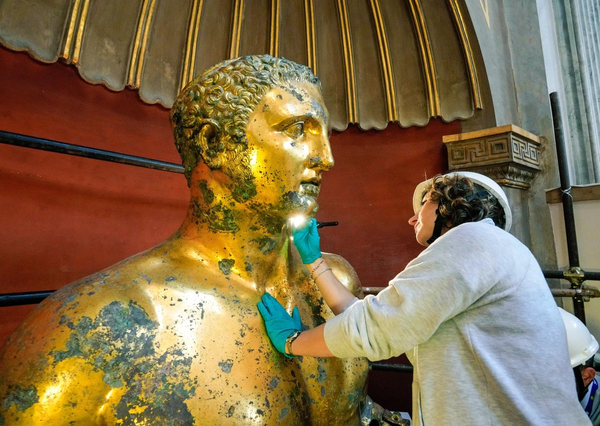 archaeologyart's tweet photo. The colossal bronze statue of Hercules that stands in the Vatican Museums. The 13-foot statue was unearthed in Rome in 1864, under a slab inscribed 'FCS' - Fulgor Conditum Summanium, indicating that the statue had been ritually buried after being struck by lightning. https://t.co/GCoXjRrkYe