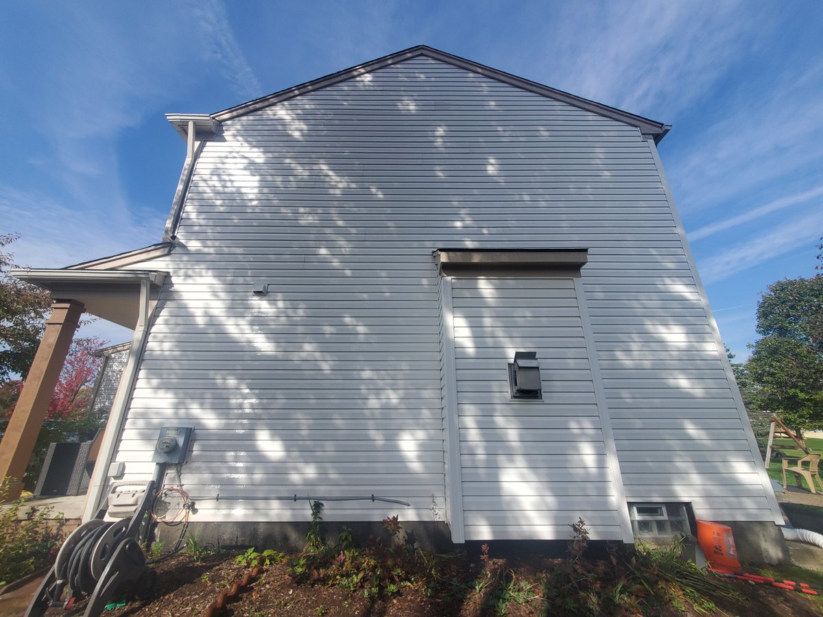 EandSPowerWash's tweet image. House washing in Waterford Township, Michigan  #BeforeandAfter #Fyp #ShareThisPage #HouseWash #HouseWashing #SoftWash #SoftWashing #HouseSoftWash #HouseSoftWashing #PowerWashing #PressureWashing #ExteriorHouseWash #ExteriorHouseWashing #ExteriorCleaning #ExteriorHousecleaning