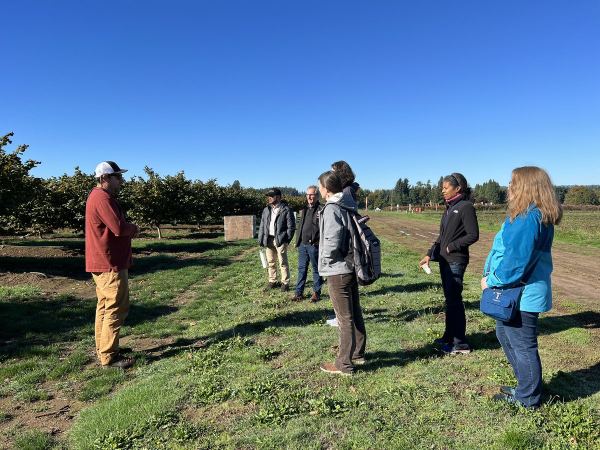 calstrawberries's tweet photo. #NWREC is happy to host Assoc Dean Donkin and his research and sponsored programs team today. Drs. Kristie Buckland, Lloyd Nackley, Wei Yang, and Nik Wiman talked to them about their research studies and their contribution to Oregon and beyond. https://t.co/DKreRa5V1c