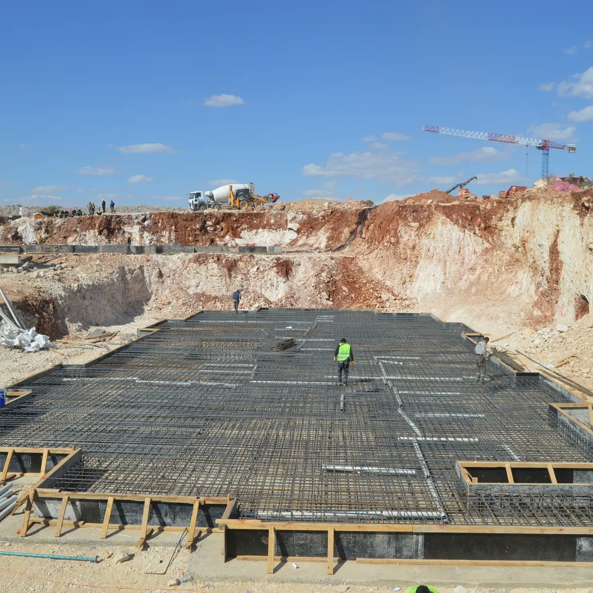 Yönetim Kurulu üyesi arkadaşlarımız ile birlikte, yapım çalışmaları hızla süren kalıcı konut inşaat alanında incelemelerde bulunduk. 

İlçemizi yeniden ayağa kaldırmak ve en kısa zamanda bitirilip vatandaşlarımıza teslimatını yapmak için yoğun çaba gösteriyoruz. 
 <a href="/erkankandemir/">Erkan Kandemir</a>