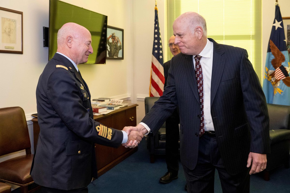 Dr. David Honey welcomed Lt. Gen. Luca Goretti, @ItalianAirForce Chief of Staff, back to the Pentagon during his visit to D.C., last week.  They discussed 🇺🇸and🇮🇹 defense cooperation opportunities in science and technology @ItalyinUS @MinisteroDifesa