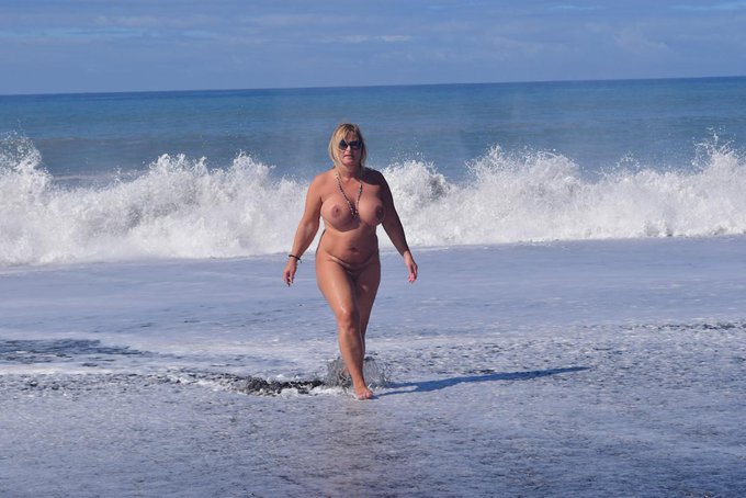 La Palma nudist-beach https://t.co/dcJUHJmkVz https://t.co/sH3Xb4QyLt