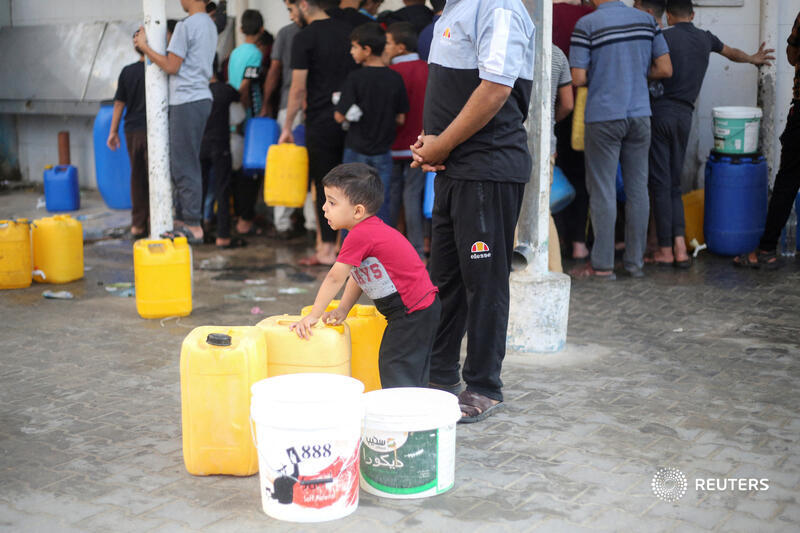Water is running out in Gaza: Severe water shortages in the enclave following Israel’s total blockade have ‘become a matter of life and death,’ according to the United Nations reut.rs/3FosI7U via <a href="/ReutersGraphics/">Reuters Graphics</a>