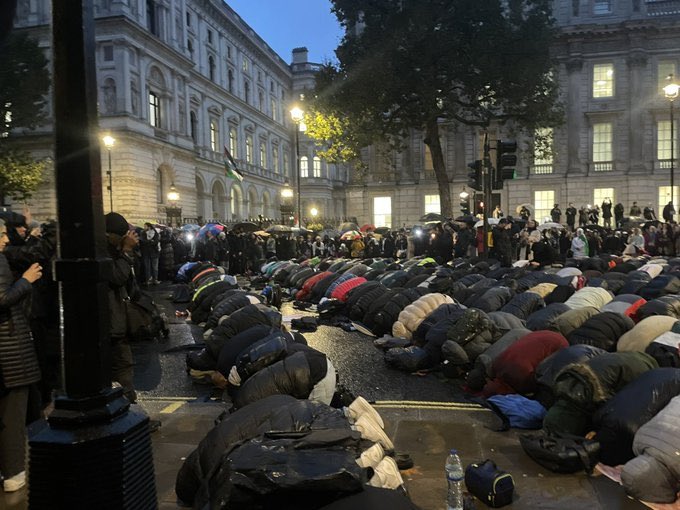 PaulGolding's tweet photo. This is happening outside Downing Street….right now. https://t.co/xXvxC1bEY3