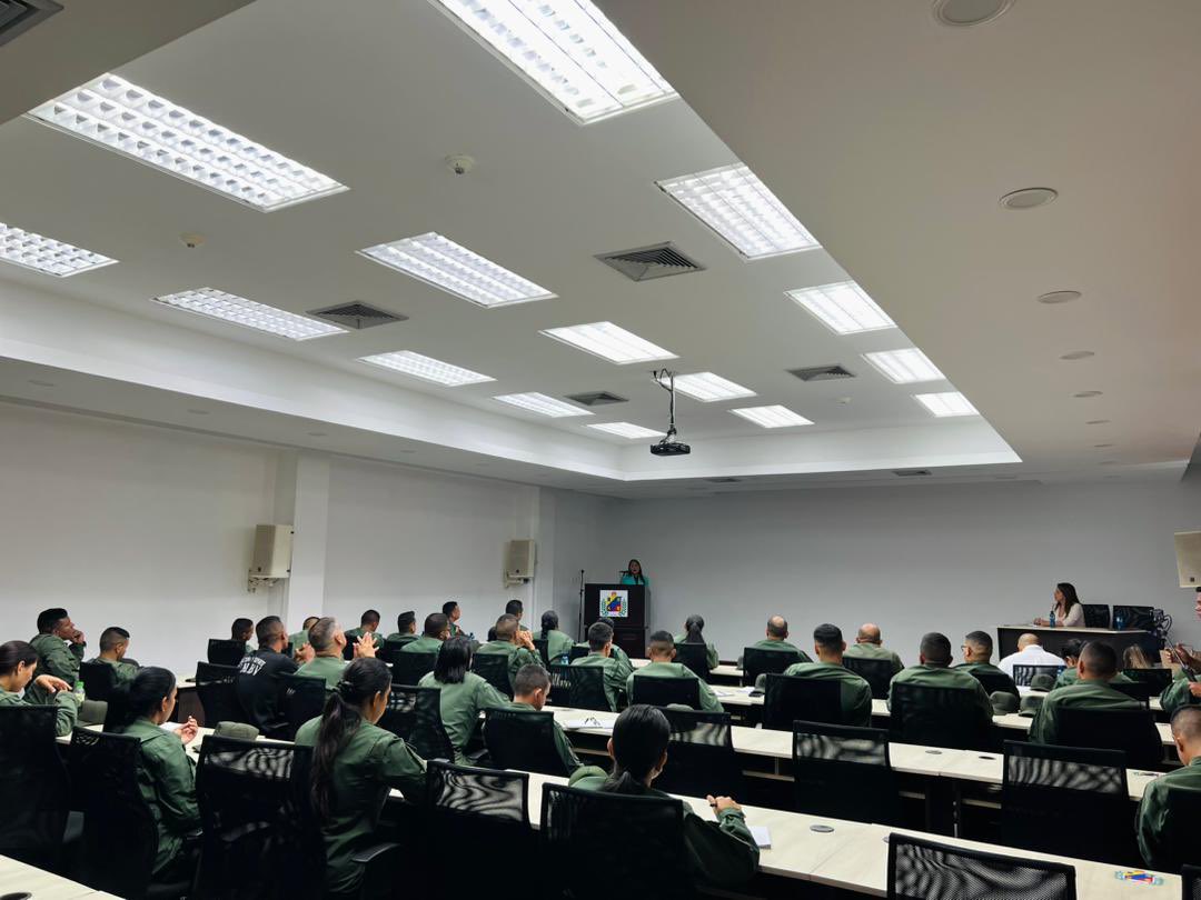 BarbaraCesarS's tweet photo. La Mag. Bárbara César fue Ponente del Conversatorio sobre la Ley Org. Derecho de las Mujeres a vida libre de Violencia, realizado en la @ameb_vzla dirigida por el G/D Torres Ortiz. La actividad estuvo a cargo del Sub Director Cnel. Morales Rodríguez con presencia de oficiales/as. https://t.co/NSzlCGlfFi
