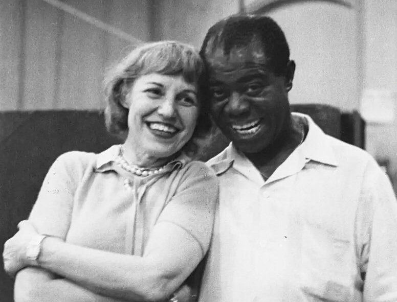 Kurt Weill’s widow the singer and actress #LotteLenya #BOTD joins Louis Armstrong for his 1955 recording of Brecht-Weill’s “Mack the Knife”.
Armstrong improvised the line “Look out for Miss Lotte Lenya!” And added her name to the list of Mack’s female conquests in the song