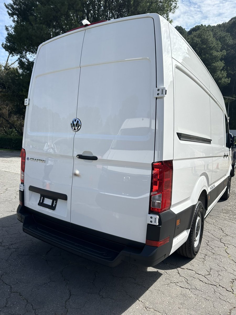 Flotillera's tweet photo. .@Volkswagen_MX Vehículos Comerciales presentó su nueva unidad eléctrica e-Crafter.
Este vehículo utilitario tiene una autonomía de 173 km, con una velocidad de 90 km/h y un volumen de carga de 10.7 m3.
#Volkswagen | #eCrafter | #TeamFlotillera https://t.co/Fz2EfrpS1U