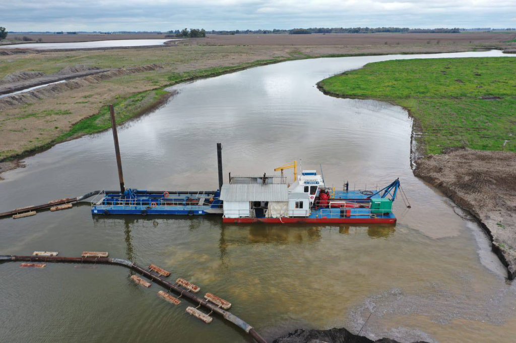 gkatopodis's tweet photo. La obra de ampliación de la capacidad del Río Salado es una obra hidráulica estratégica para la Provincia de #BuenosAires que permite recuperar suelo productivo.

Con @Kicillofok hoy recorrimos el Tramo IV de esta obra de 212 km de extensión, que tiene una inversión nacional de $61.999 millones para beneficiar a 59 municipios que atraviesan la cuenca.

Esta es una obra que solo la puede hacer el Estado planificando, interviniendo de manera inteligente y trabajando a largo plazo. Vamos a terminarla porque creemos en el desarrollo de una Argentina productiva.

Una #ArgentinaGrande es con Obra Pública.