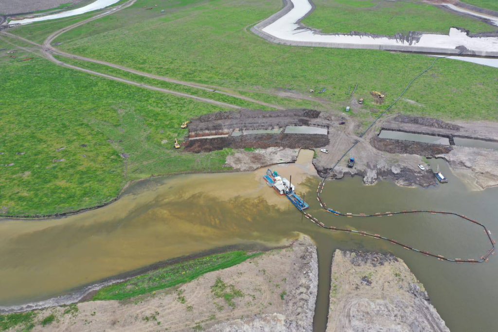 gkatopodis's tweet photo. La obra de ampliación de la capacidad del Río Salado es una obra hidráulica estratégica para la Provincia de #BuenosAires que permite recuperar suelo productivo.

Con @Kicillofok hoy recorrimos el Tramo IV de esta obra de 212 km de extensión, que tiene una inversión nacional de $61.999 millones para beneficiar a 59 municipios que atraviesan la cuenca.

Esta es una obra que solo la puede hacer el Estado planificando, interviniendo de manera inteligente y trabajando a largo plazo. Vamos a terminarla porque creemos en el desarrollo de una Argentina productiva.

Una #ArgentinaGrande es con Obra Pública.