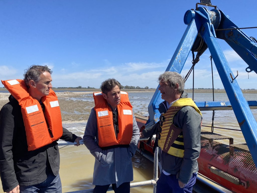 La obra de ampliación de la capacidad del Río Salado es una obra hidráulica estratégica para la Provincia de #BuenosAires que permite recuperar suelo productivo.

Con <a href="/Kicillofok/">Axel Kicillof</a> hoy recorrimos el Tramo IV de esta obra de 212 km de extensión, que tiene una inversión nacional de