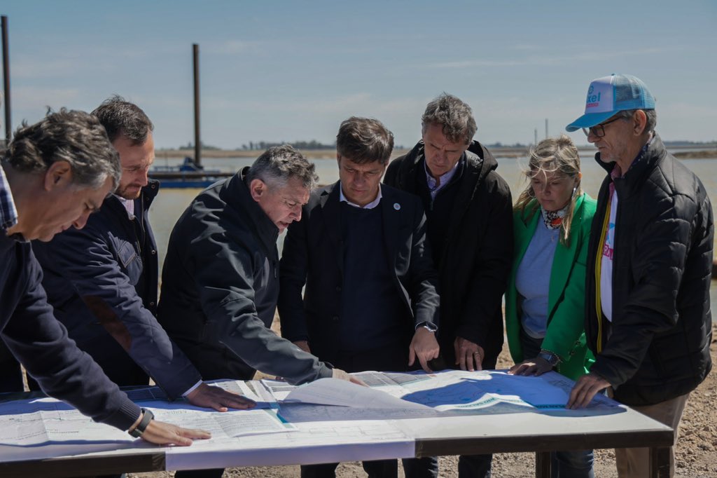 gkatopodis's tweet photo. La obra de ampliación de la capacidad del Río Salado es una obra hidráulica estratégica para la Provincia de #BuenosAires que permite recuperar suelo productivo.

Con @Kicillofok hoy recorrimos el Tramo IV de esta obra de 212 km de extensión, que tiene una inversión nacional de $61.999 millones para beneficiar a 59 municipios que atraviesan la cuenca.

Esta es una obra que solo la puede hacer el Estado planificando, interviniendo de manera inteligente y trabajando a largo plazo. Vamos a terminarla porque creemos en el desarrollo de una Argentina productiva.

Una #ArgentinaGrande es con Obra Pública.