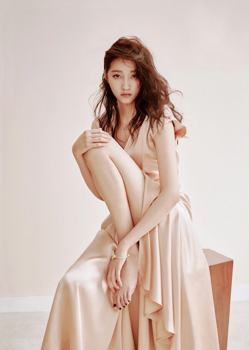 先对着晓彤妈妈的高贵的美脚磕头，然后看着妈妈高贵的玉足流精了，完全不可以有射精快感，流到地上自己吃掉，身为脚奴不配在妈妈面前射精。呜呜呜~
#关晓彤 #意淫 #脚奴 #媚脚 #恋足 #流精 #性瘾