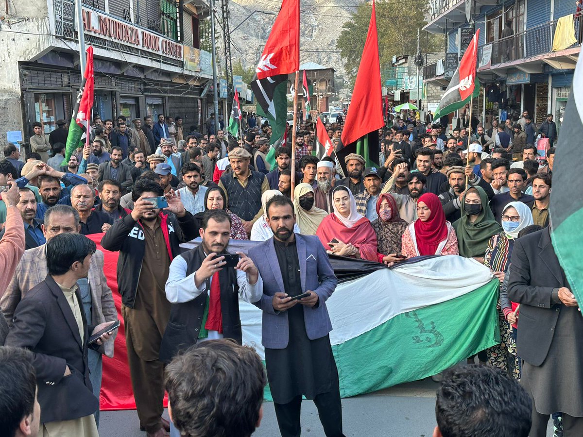 RaziullahPPP's tweet photo. گلگت پیپلزپارٹی کے جانب سے 18اکتوبر سانحہ کارساز کے شہیدوں اور غازیوں کو خراج عقیدت اور فلسطین کے مظلوم مسلمانوں سے اظہار یکجہتی کیلئے منعقد ریلی میں شریک ✊✌ 
#PPPDigital #GB 
#SalamShuhadaeKarsaz #18octuber #لبیک_یا_اقصی #طوفان_الاقصى_ https://t.co/ouN1Bbw8G0